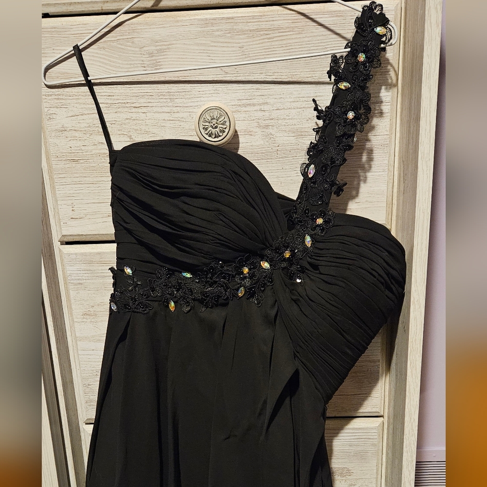 Elegant Black One-Shoulder Dress